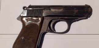 Niemiecki pistolet z gapą znaleziony pod podłogą (GALERIA) Niemiecki pistolet Walther PPK