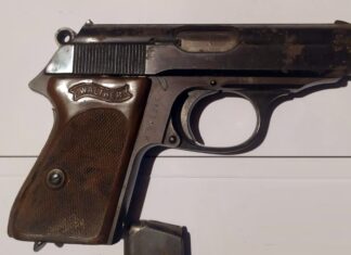 Niemiecki pistolet z gapą znaleziony pod podłogą (GALERIA) Niemiecki pistolet Walther PPK