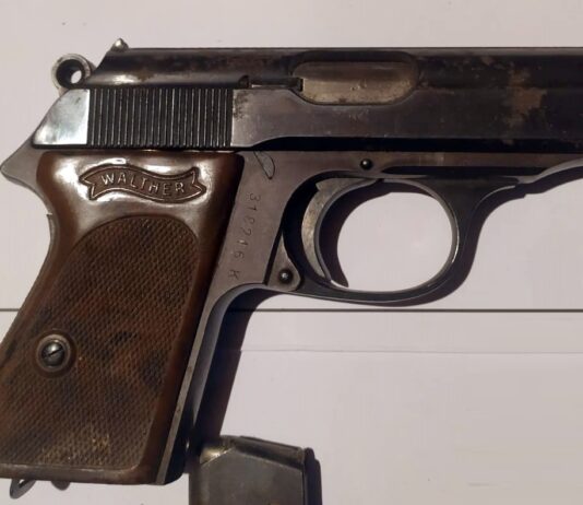 Niemiecki pistolet z gapą znaleziony pod podłogą (GALERIA) Niemiecki pistolet Walther PPK