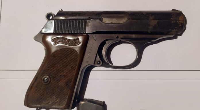 Niemiecki pistolet z gapą znaleziony pod podłogą (GALERIA) Niemiecki pistolet Walther PPK