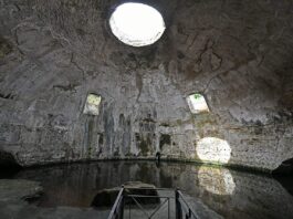 Dlaczego rzymskie mury przetrwały lata? Tajemnicę odkryli naukowcy z MIT! Ruiny tak zwanej „Świątyni Merkurego” w Baiae, rzymskiego basenu frigidarium łaźni zbudowanej w I wieku p.n.e. i zawierającej najstarszą zachowaną betonową kopułę