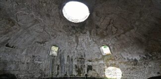 Dlaczego rzymskie mury przetrwały lata? Tajemnicę odkryli naukowcy z MIT! Ruiny tak zwanej „Świątyni Merkurego” w Baiae, rzymskiego basenu frigidarium łaźni zbudowanej w I wieku p.n.e. i zawierającej najstarszą zachowaną betonową kopułę