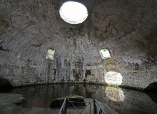 Dlaczego rzymskie mury przetrwały lata? Tajemnicę odkryli naukowcy z MIT! Ruiny tak zwanej „Świątyni Merkurego” w Baiae, rzymskiego basenu frigidarium łaźni zbudowanej w I wieku p.n.e. i zawierającej najstarszą zachowaną betonową kopułę