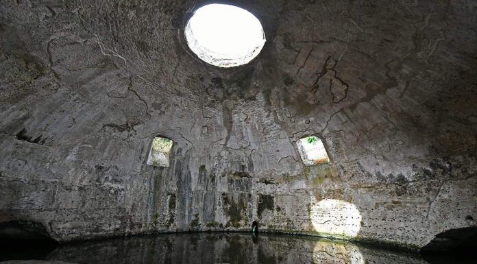 Dlaczego rzymskie mury przetrwały lata? Tajemnicę odkryli naukowcy z MIT! Ruiny tak zwanej „Świątyni Merkurego” w Baiae, rzymskiego basenu frigidarium łaźni zbudowanej w I wieku p.n.e. i zawierającej najstarszą zachowaną betonową kopułę