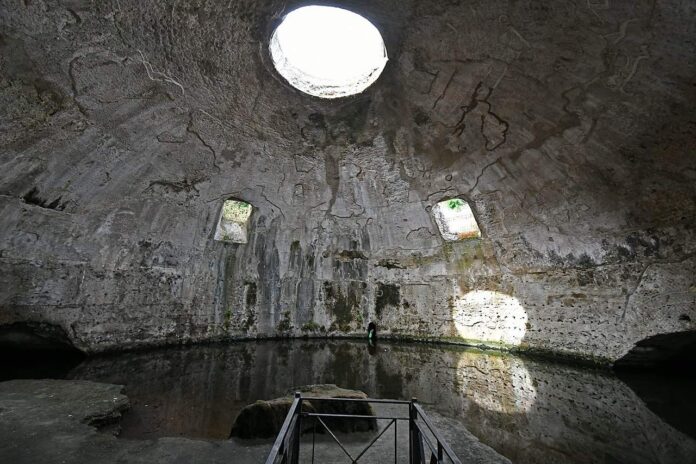 Ruiny tak zwanej „Świątyni Merkurego” w Baiae, rzymskiego basenu frigidarium łaźni zbudowanej w I wieku p.n.e. i zawierającej najstarszą zachowaną betonową kopułę