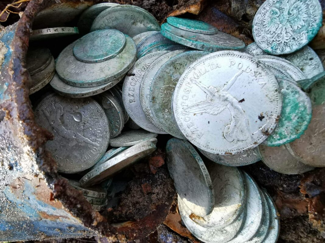 Garnuszek pełen srebrnych monet z IIRP
