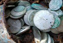 Garnuszek pełen srebrnych monet z IIRP odkryty w lesie (GALERIA) Garnuszek pełen srebrnych monet z IIRP