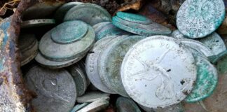 Garnuszek pełen srebrnych monet z IIRP odkryty w lesie (GALERIA) Garnuszek pełen srebrnych monet z IIRP