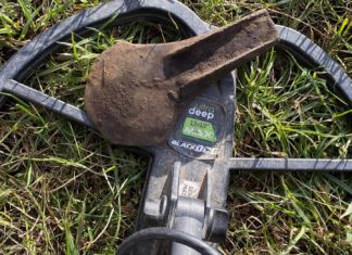 Siekiera sprzed 3 tys. lat odkryta na Mazurach (GALERIA) Siekierka z epoki brązu odkryta na Mazurach