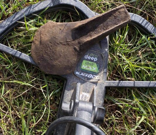 Siekiera sprzed 3 tys. lat odkryta na Mazurach (GALERIA) Siekierka z epoki brązu odkryta na Mazurach