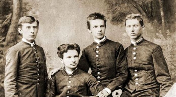 22 marca 1887 roku w Wilnie został aresztowany przyszły Marszałek Polski Bronisław i jego brat Józef Piłsudscy, zdjęcie wykonano w 1885 roku