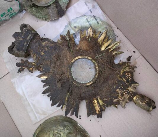 Tajemnicza monstrancja odkryta w lesie wykrywaczem metali (GALERIA) Zabytkowa monstrancja odkryta w lesie