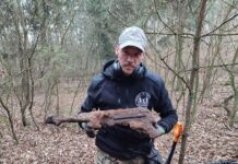 Poszukiwali rozbitego samolotu – odkryli broń z IIWŚ (GALERIA) Pistolet maszynowy MP-40 odkryty przez Kaliską Grupę Eksploracyjną