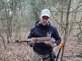 Poszukiwali rozbitego samolotu – odkryli broń z IIWŚ (GALERIA) Pistolet maszynowy MP-40 odkryty przez Kaliską Grupę Eksploracyjną
