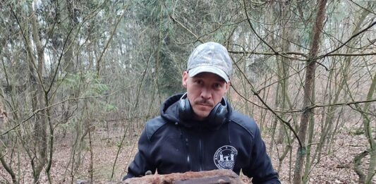 Poszukiwali rozbitego samolotu – odkryli broń z IIWŚ (GALERIA) Pistolet maszynowy MP-40 odkryty przez Kaliską Grupę Eksploracyjną