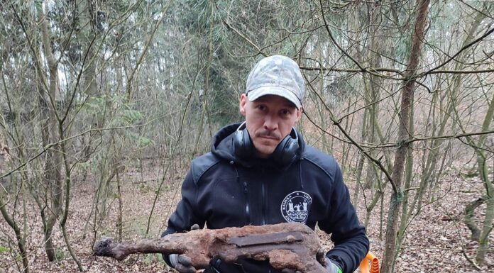 Poszukiwali rozbitego samolotu – odkryli broń z IIWŚ (GALERIA) Pistolet maszynowy MP-40 odkryty przez Kaliską Grupę Eksploracyjną
