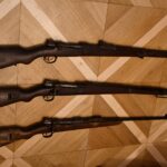 Trzy świetnie zachowane karabiny z IIWŚ odkryte pod dachem! Trzy karabiny systemu Mauser odkryte pod dachem