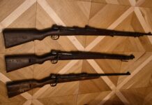 Trzy świetnie zachowane karabiny z IIWŚ odkryte pod dachem! Trzy karabiny systemu Mauser odkryte pod dachem