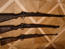 Trzy świetnie zachowane karabiny z IIWŚ odkryte pod dachem! Trzy karabiny systemu Mauser odkryte pod dachem