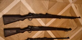 Trzy świetnie zachowane karabiny z IIWŚ odkryte pod dachem! Trzy karabiny systemu Mauser odkryte pod dachem