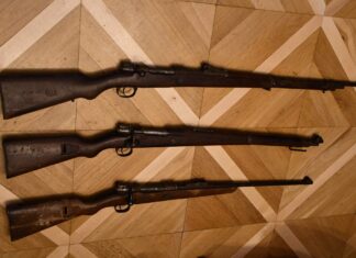 Trzy świetnie zachowane karabiny z IIWŚ odkryte pod dachem! Trzy karabiny systemu Mauser odkryte pod dachem