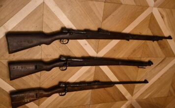 Trzy świetnie zachowane karabiny z IIWŚ odkryte pod dachem! Trzy karabiny systemu Mauser odkryte pod dachem