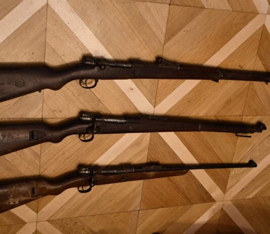 Trzy świetnie zachowane karabiny z IIWŚ odkryte pod dachem! Trzy karabiny systemu Mauser odkryte pod dachem