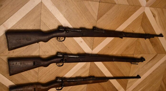 Trzy świetnie zachowane karabiny z IIWŚ odkryte pod dachem! Trzy karabiny systemu Mauser odkryte pod dachem