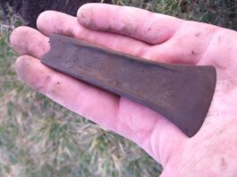 Siekierka sprzed 3500 lat odkryta na Lubelszczyźnie (GALERIA) Siekierka z epoki brązu odkryta w województwie Lubelskim