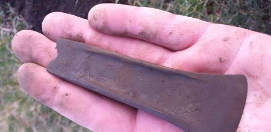 Siekierka sprzed 3500 lat odkryta na Lubelszczyźnie (GALERIA) Siekierka z epoki brązu odkryta w województwie Lubelskim