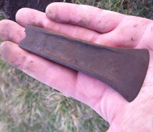 Siekierka sprzed 3500 lat odkryta na Lubelszczyźnie (GALERIA) Siekierka z epoki brązu odkryta w województwie Lubelskim