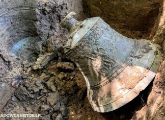 Podkarpacie. Odkryto dzwon (z 1928 r.) z XIX-wiecznej cerkwi! (GALERIA +FILM) Dzwon z 1928 roku ukryty we wsi Jamna Górna