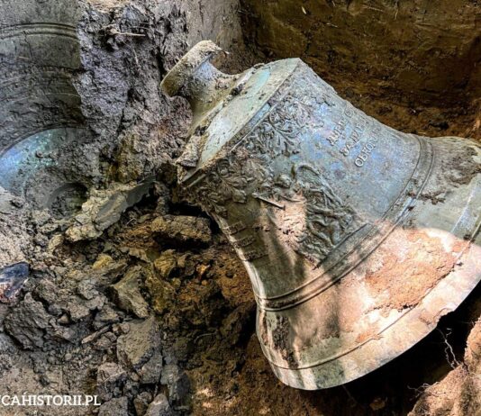 Podkarpacie. Odkryto dzwon (z 1928 r.) z XIX-wiecznej cerkwi! (GALERIA +FILM) Dzwon z 1928 roku ukryty we wsi Jamna Górna