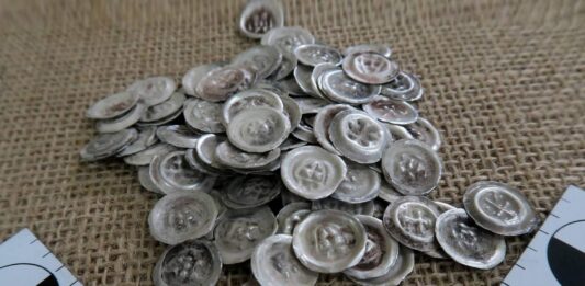 Cenny skarb 150 srebrnych średniowiecznych monet i liczne artefakty… Warmińsko-mazurskie "Pompeje" oddały skarb średniowiecznych monet.