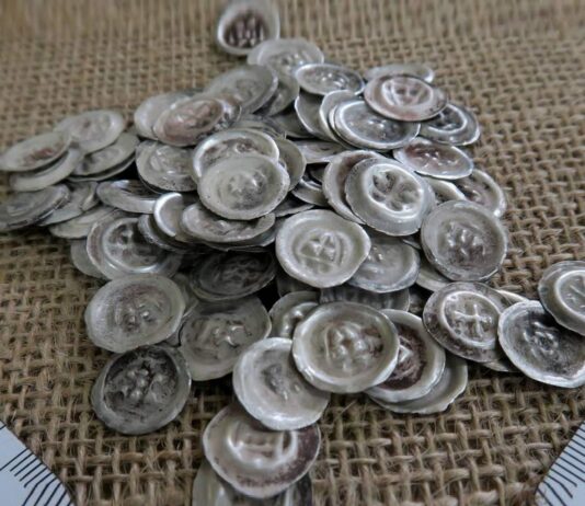 Cenny skarb 150 srebrnych średniowiecznych monet i liczne artefakty… Warmińsko-mazurskie "Pompeje" oddały skarb średniowiecznych monet.