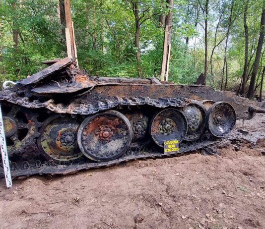 Bergepanthera i elementy dwóch pojazdów wydobyte z Czarnej Nidy!(GALERIA) Bergepanthera wydobyta z Czarnej Nidy