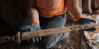 Cztery rzymskie miecze sprzed 1900 lat odkryte w jaskini! (GALERIA +FILM) Rzymski miecz w drewnianej pochwie fot. ISRAEL ANTIQUITIES AUTHORITY