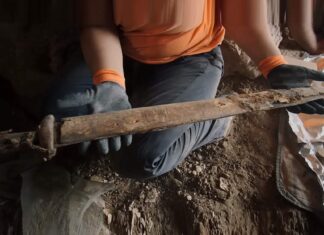 Cztery rzymskie miecze sprzed 1900 lat odkryte w jaskini! (GALERIA +FILM) Rzymski miecz w drewnianej pochwie fot. ISRAEL ANTIQUITIES AUTHORITY