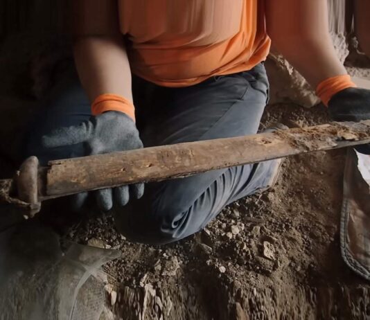 Cztery rzymskie miecze sprzed 1900 lat odkryte w jaskini! (GALERIA +FILM) Rzymski miecz w drewnianej pochwie fot. ISRAEL ANTIQUITIES AUTHORITY