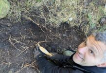 Szabla jednego z obrońców Helu odkryta w lesie! (GALERIA +FILM) Mateusz Deling z Tank Hunter wraz z odkrytą Polską szablą wz 34