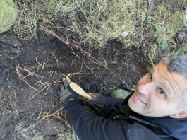 Szabla jednego z obrońców Helu odkryta w lesie! (GALERIA +FILM) Mateusz Deling z Tank Hunter wraz z odkrytą Polską szablą wz 34