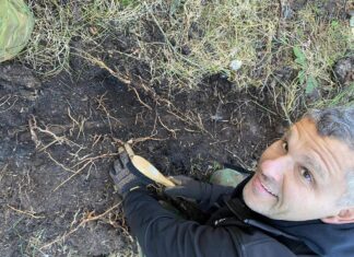 Szabla jednego z obrońców Helu odkryta w lesie! (GALERIA +FILM) Mateusz Deling z Tank Hunter wraz z odkrytą Polską szablą wz 34