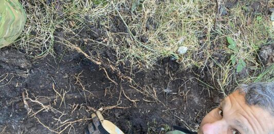 Szabla jednego z obrońców Helu odkryta w lesie! (GALERIA +FILM) Mateusz Deling z Tank Hunter wraz z odkrytą Polską szablą wz 34