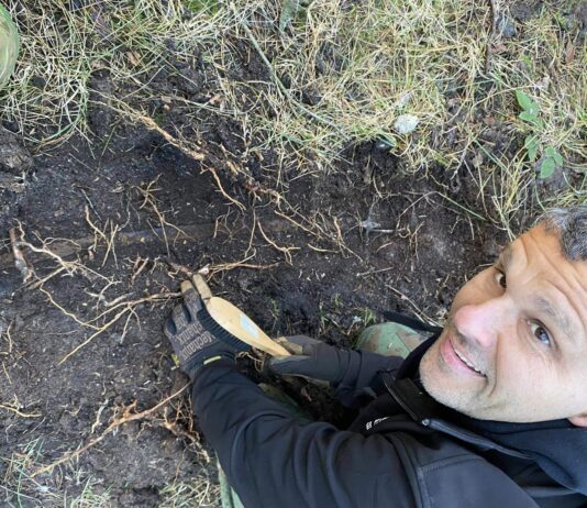 Szabla jednego z obrońców Helu odkryta w lesie! (GALERIA +FILM) Mateusz Deling z Tank Hunter wraz z odkrytą Polską szablą wz 34