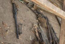 Arsenał broni i amunicji z czasów IIWŚ odkryty na strychu w Markowej Broń odkryta na poddaszu w Domu Ludowym w Markowej fot. Policja.gov.pl