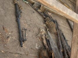 Arsenał broni i amunicji z czasów IIWŚ odkryty na strychu w Markowej Broń odkryta na poddaszu w Domu Ludowym w Markowej fot. Policja.gov.pl