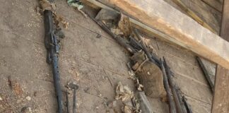 Arsenał broni i amunicji z czasów IIWŚ odkryty na strychu w Markowej Broń odkryta na poddaszu w Domu Ludowym w Markowej fot. Policja.gov.pl