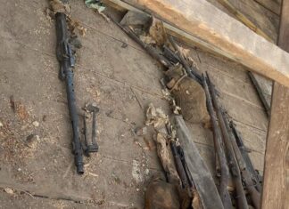 Arsenał broni i amunicji z czasów IIWŚ odkryty na strychu w Markowej Broń odkryta na poddaszu w Domu Ludowym w Markowej fot. Policja.gov.pl