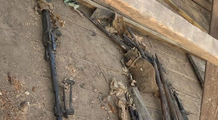 Arsenał broni i amunicji z czasów IIWŚ odkryty na strychu w Markowej Broń odkryta na poddaszu w Domu Ludowym w Markowej fot. Policja.gov.pl