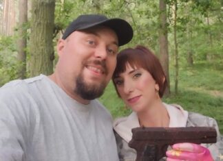 Kupił dla żony wykrywacz… pistolet VIS znaleziony w lesie przez początkujących pasjonatów (GALERIA) Sylwia i Patryk Paczkowski, którzy odkryli lesie VIS'a